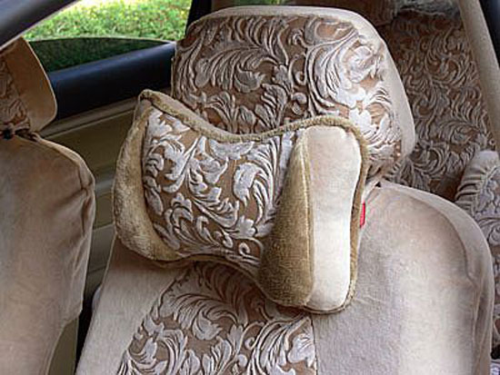 小饰物大安全 汽车头枕正确使用方法