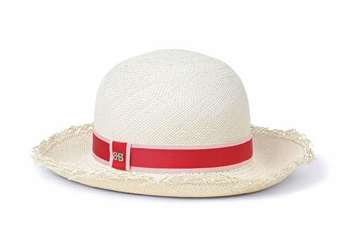 有鲜艳彩带装饰的草帽必定让你成为假日中的焦点