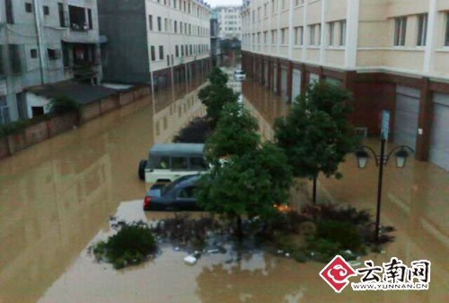 云南马龙县遭遇百年不遇单点暴雨 全城被淹没