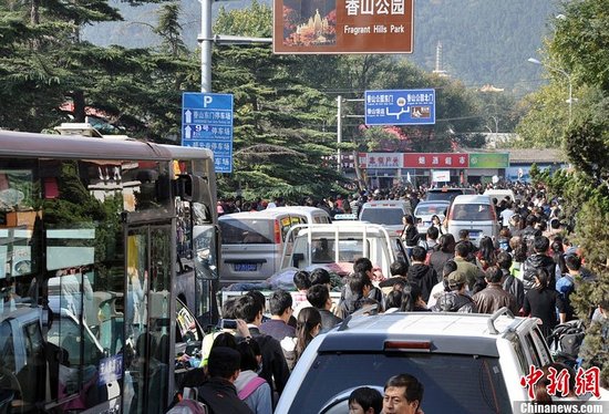 北京香山10万人赏红叶致拥堵 厕所排队男女混用