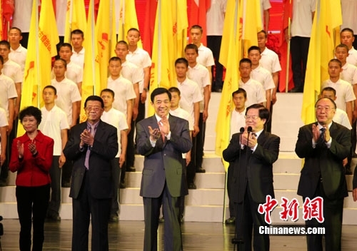 中共中央政治局委员、重庆市委书记薄熙来等出席25日晚的开幕式晚会。 作 者：刘函冉 